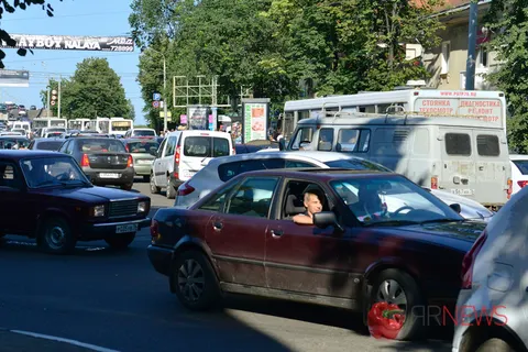 На Октябрьской площади Ярославля огромная пробка