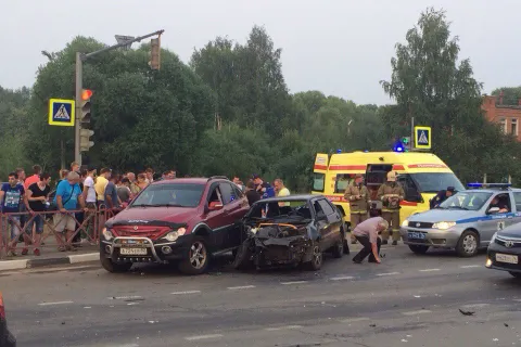 В Ярославле на перекрестке столкнулись сразу четыре машины