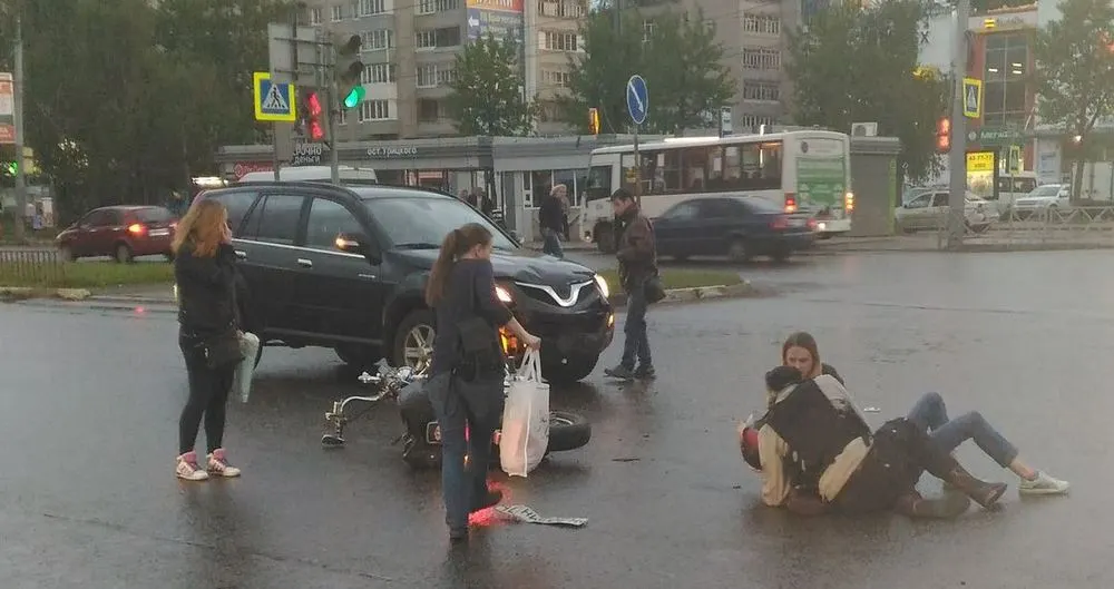 В Ярославле столкнулись джип и мотоцикл: двое пострадавших