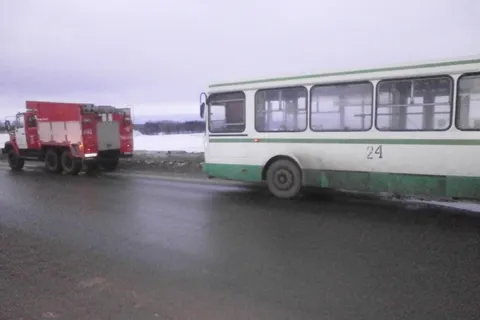 На дамбе в Рыбинске столкнулись иномарка и автобус
