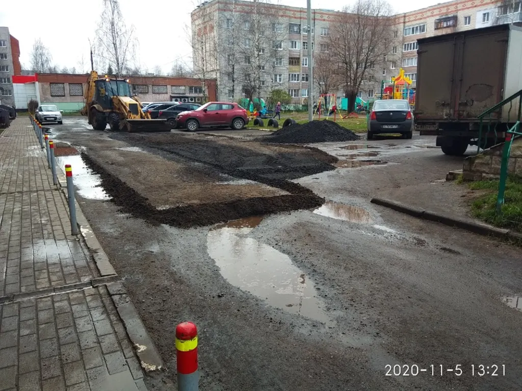 В Ярославской области жители поселка самостоятельно отремонтировали дорогу