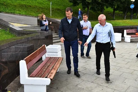 Мэр Ярославля осмотрел разрушения на Волжской Набережной