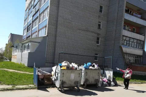 В Рыбинске  мусорные контейнеры установили прямо  на проезжей части