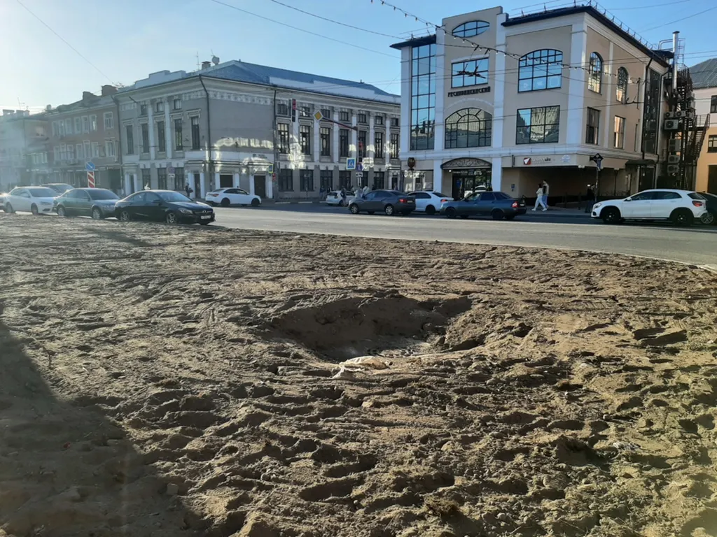 В центре Ярославля ливневка после ремонта оказалась посреди клумбы