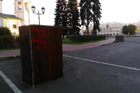 В Ярославле на Советской площади появился шкаф для каминг-аута
