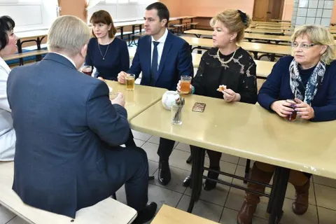 И.о мэра Ярославля Владимира Волкова угостили школьным пирожком 