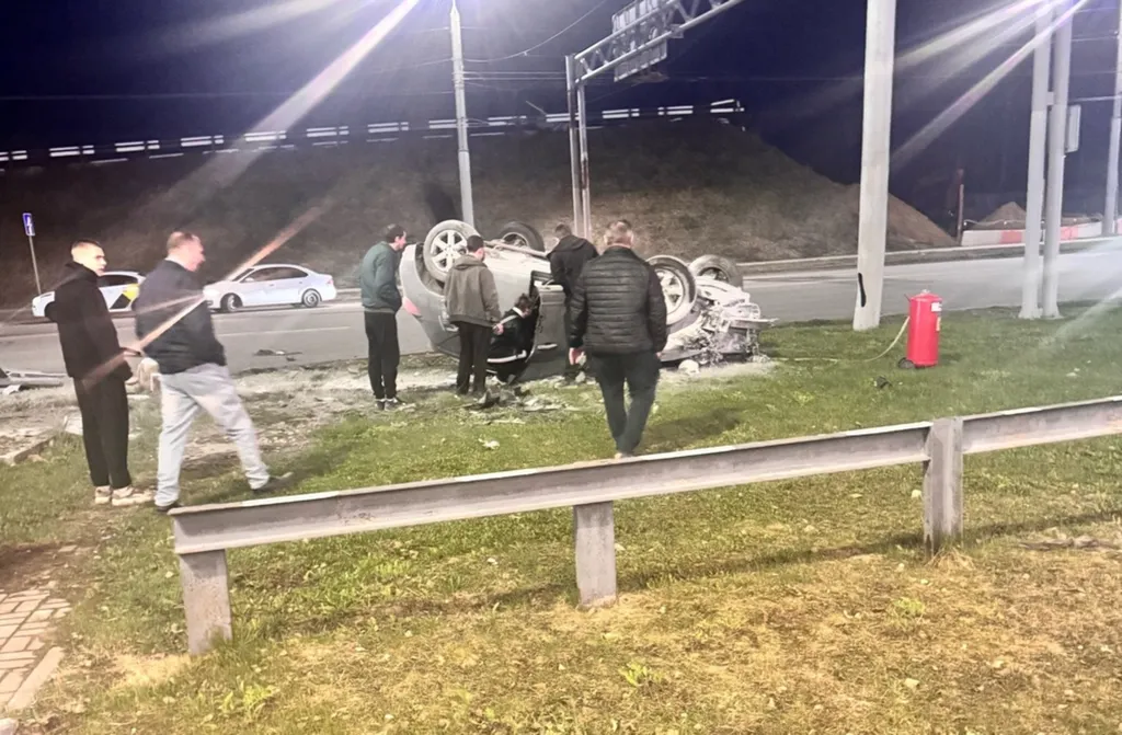 В Ярославле ночью перевернулась иномарка