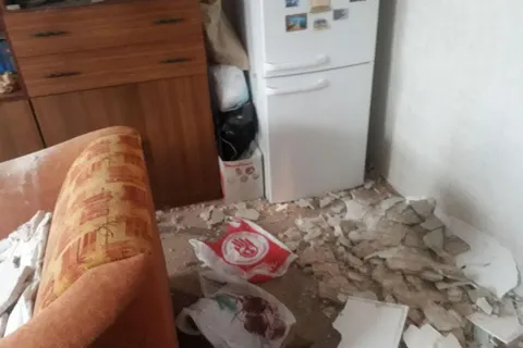 Спасло чудо: в Ярославле на бабушку обрушился потолок 