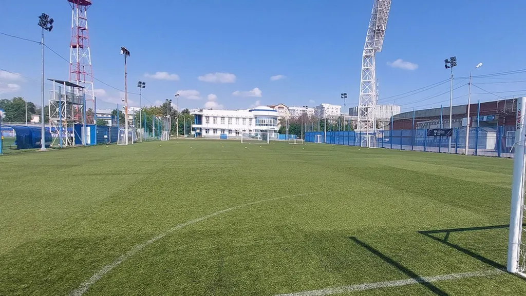 В Ярославле на стадионе «Шинник» модернизировали системы освещения тренировочных полей