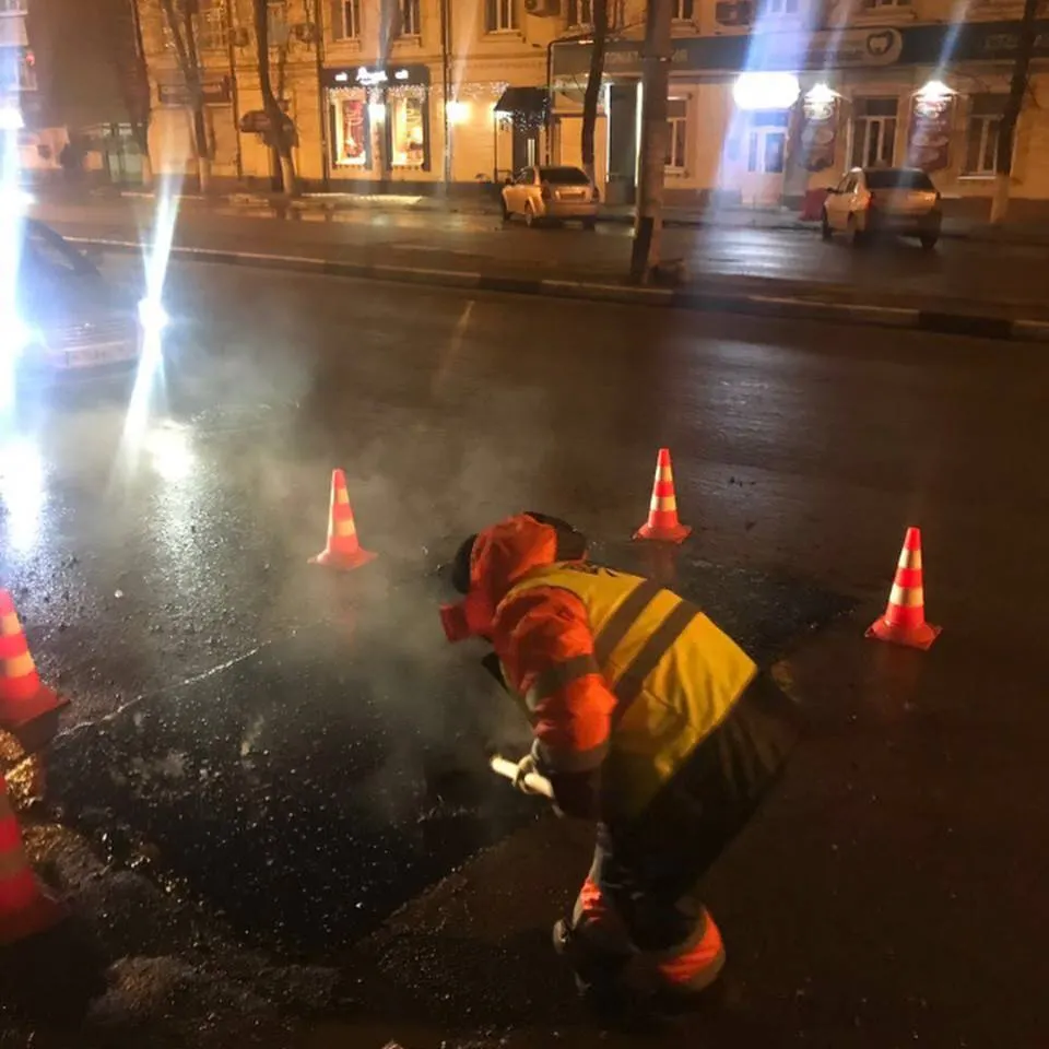 Авиаторов и центр: в Ярославле начали экстренный ямочный ремонт