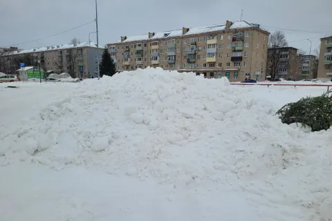 На улицах Рыбинска появились снежные горы
