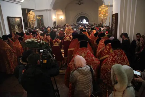 Благодатный огонь в Ярославле раздавали при большом стечении народа