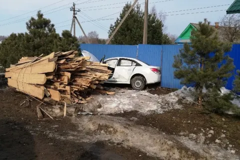 В Ярославской области «Ауди» смяла автобусную остановку
