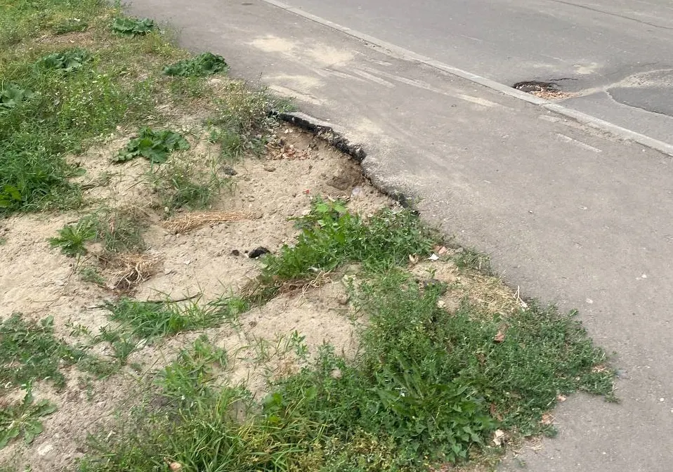 В Ярославле рушится асфальт в отремонтированном дворе