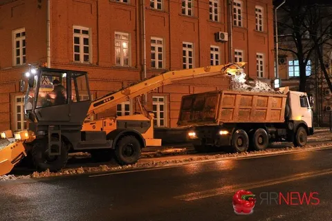 С центральных магистралей Ярославля за прошедшие выходные вывезен весь снег. Фоторепортаж