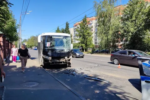 В Ярославле автобус с пассажирами въехал в грузовик