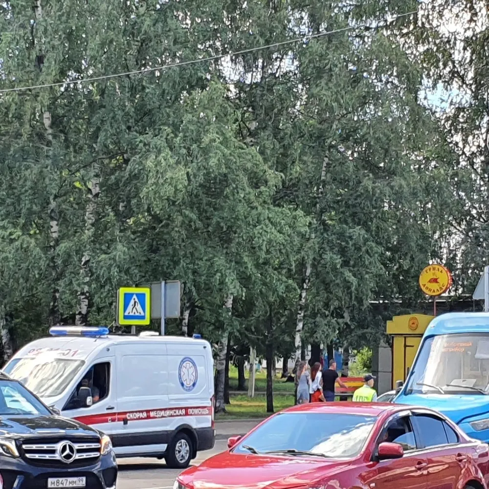 В Ярославле у Октябрьского моста дежурит бригада медиков