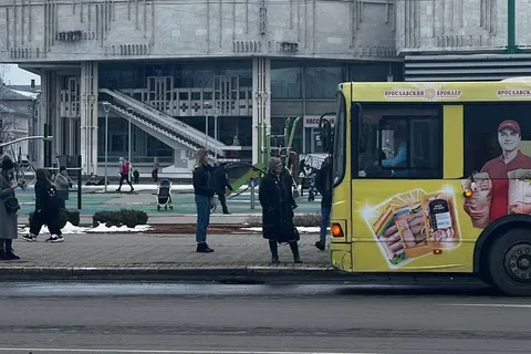 Уже сутки в центре Ярославля стоит забытая детская коляска