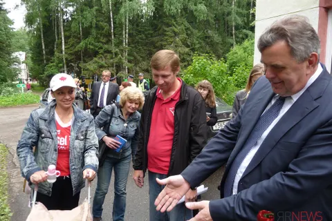 Губернатор Ярославской области привез огромный торт детям Украины