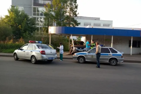 В Рыбинске внедорожник влетел в остановку: обошлось без пострадавших