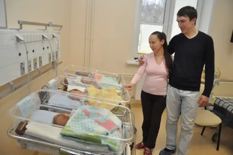Из Ярославского областного перинатального центра выписалась мама с тройняшками
