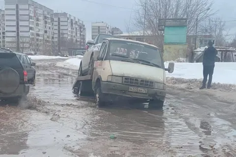 В Ярославле автомобили продолжают тонуть в лужах