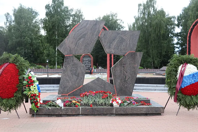 Ярославцы шокированы пропажей цветов с мемориального кладбища