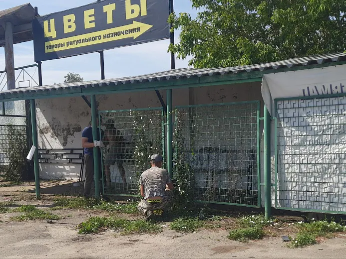 В Ярославле снесли незаконный павильон у Осташинского кладбища