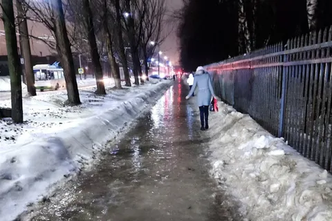 «Бабушки ползут на карачках»: ярославские улицы превратились в каток