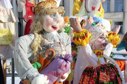 В центре Ярославля начали устанавливать масленичных кукол