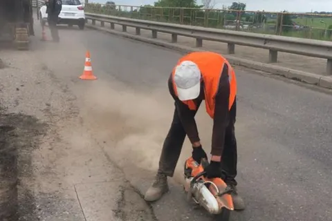 В Ярославле начали заделывать ямы на Суринском путепроводе