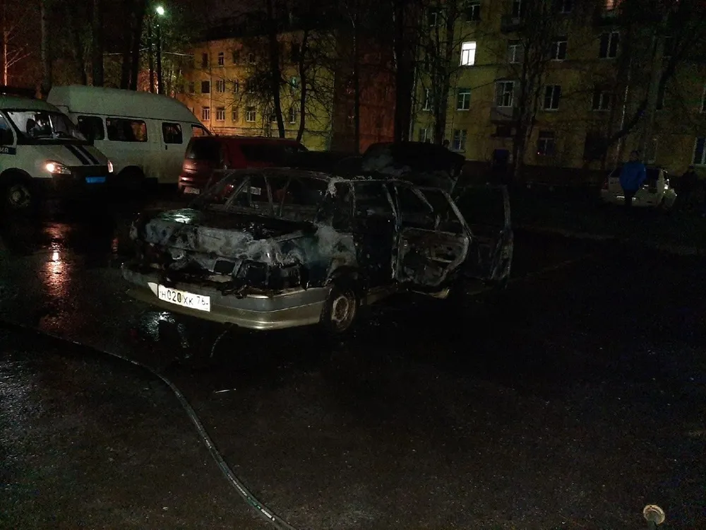 В Ярославле ночью сожгли два автомобиля