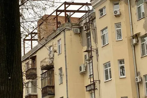 В Ярославле начали реконструировать крышу дома с клиникой экс-депутата