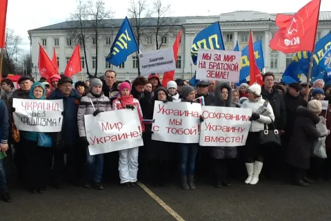 Митинг в Ярославле проходит под лозунгами: миру – да, фашизму – нет! С фото