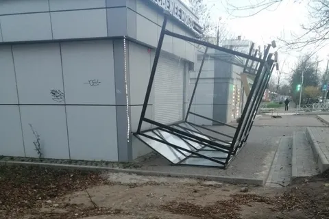 В Ярославле из-за ураганного ветра упала стена подъезда
