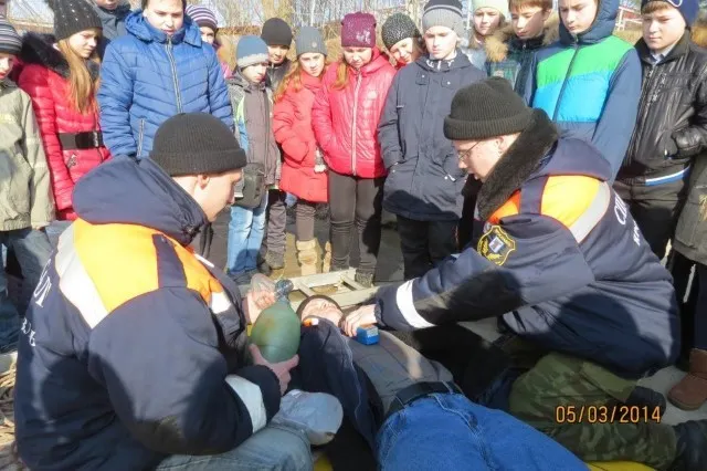 Школьников Ярославля научили спасать людей, попавших под лед. С фото