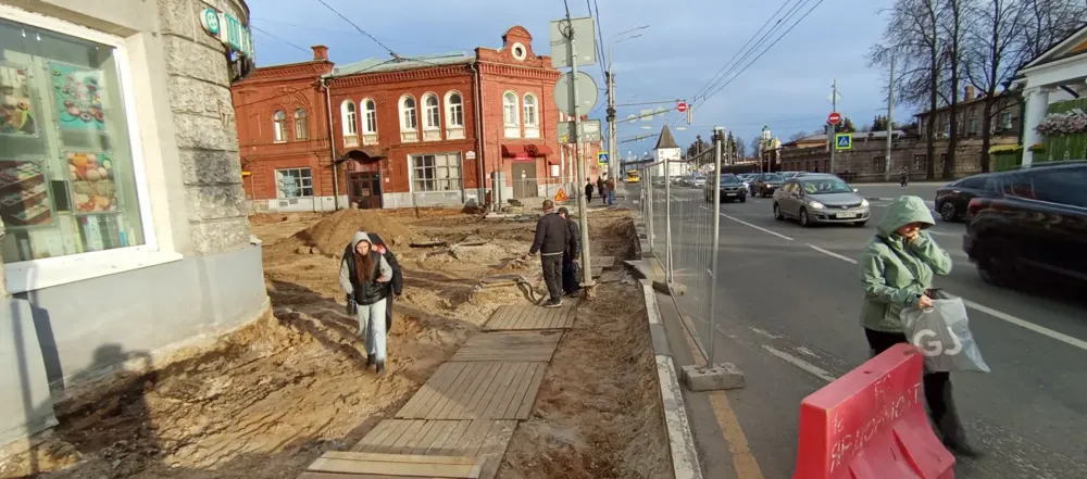 Пешеходы в центре Ярославля вынуждены идти по проезжей части
