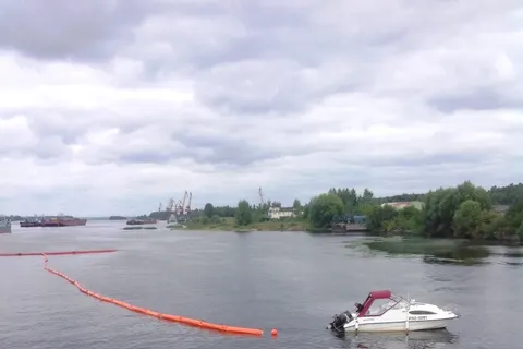 В Ярославле прошли учения по устранению последствий разлива нефтепродуктов в акватории Волги