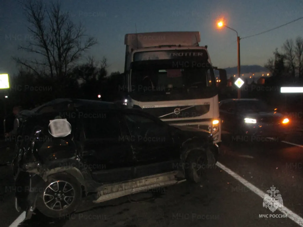 В Ярославской области фура протаранила легковые автомобили