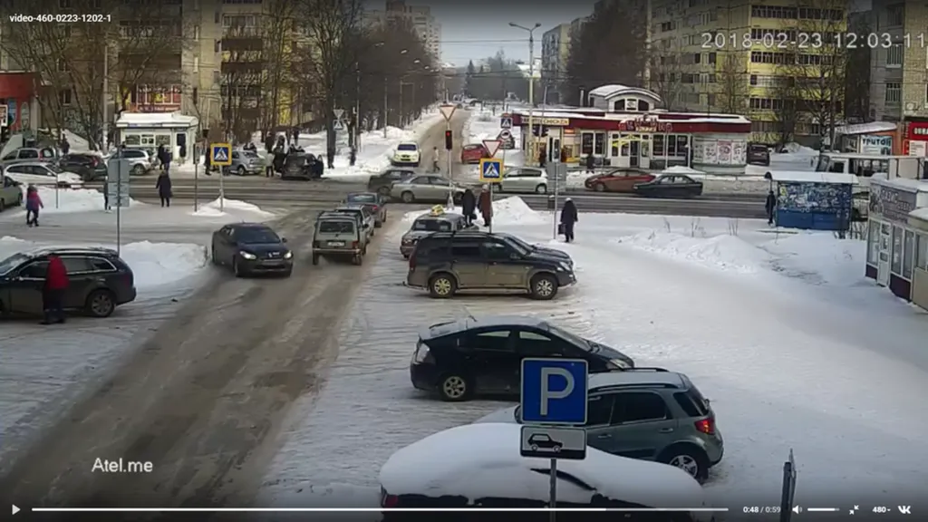 В  Рыбинске две машины вылетели на тротуар и сбили прохожих