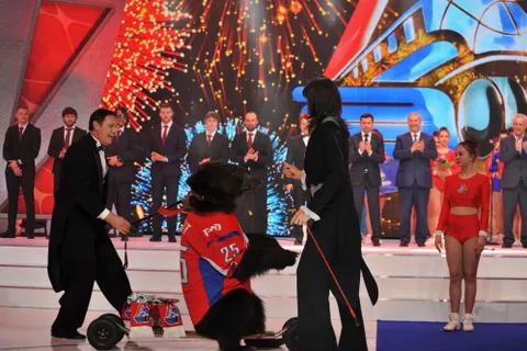 Дмитрий Миронов вручил хоккеистам ярославского «Локомотива» бронзовые медали чемпионата КХЛ