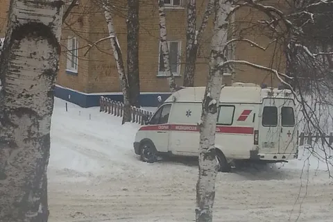 В сугробе в Ярославле застряла машина скорой помощи