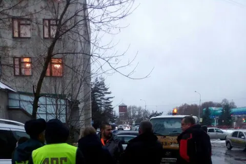 В Ярославле должник прокатил пристава на капоте своего Мерседеса: фото