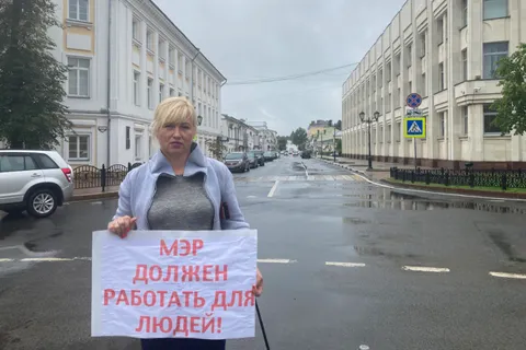 В Ярославле прошли одиночные пикеты против депутата-единоросса