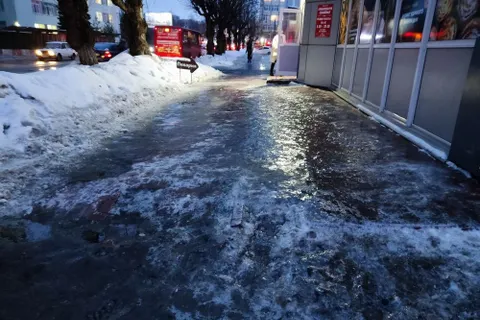 «Бабушки ползут на карачках»: ярославские улицы превратились в каток
