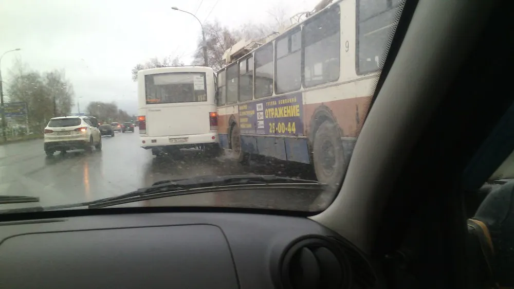 В Рыбинске столкнулись троллейбус и маршрутка
