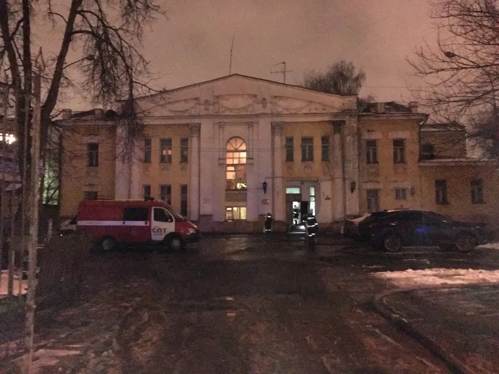 В центре Ярославля горит здание военного комиссариата: фото