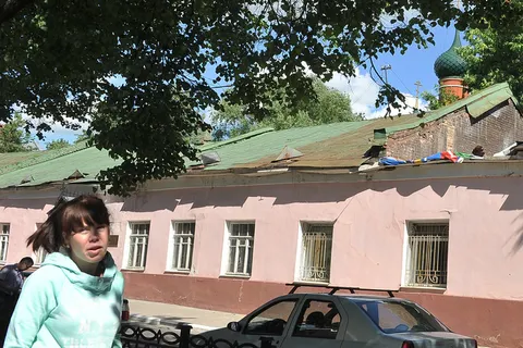 В Ярославле у школы «Ярославская икона» «поехала» крыша. С фото
