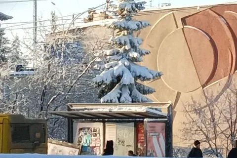 В Ярославле легковушка снесла часть остановки