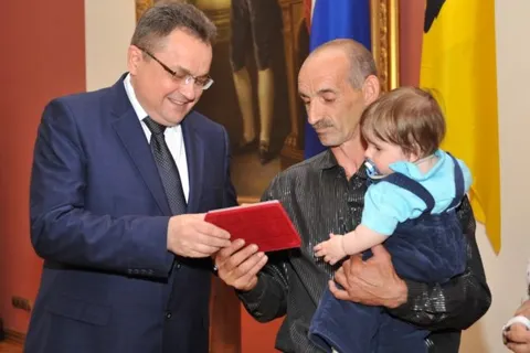 Одиннадцать ярославских семей награждены медалями «За верность родительскому долгу»